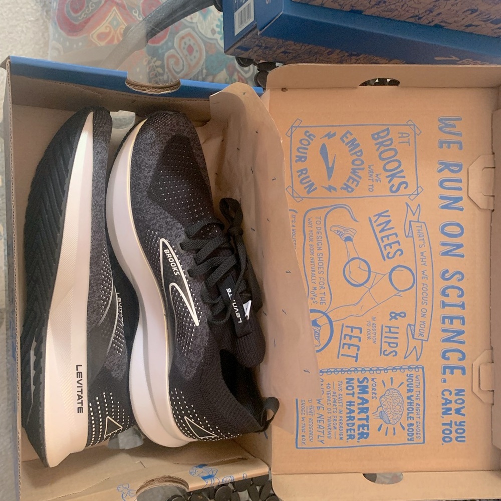 New in Box Women’s Brooks Levitate 5 Stealth Fit
